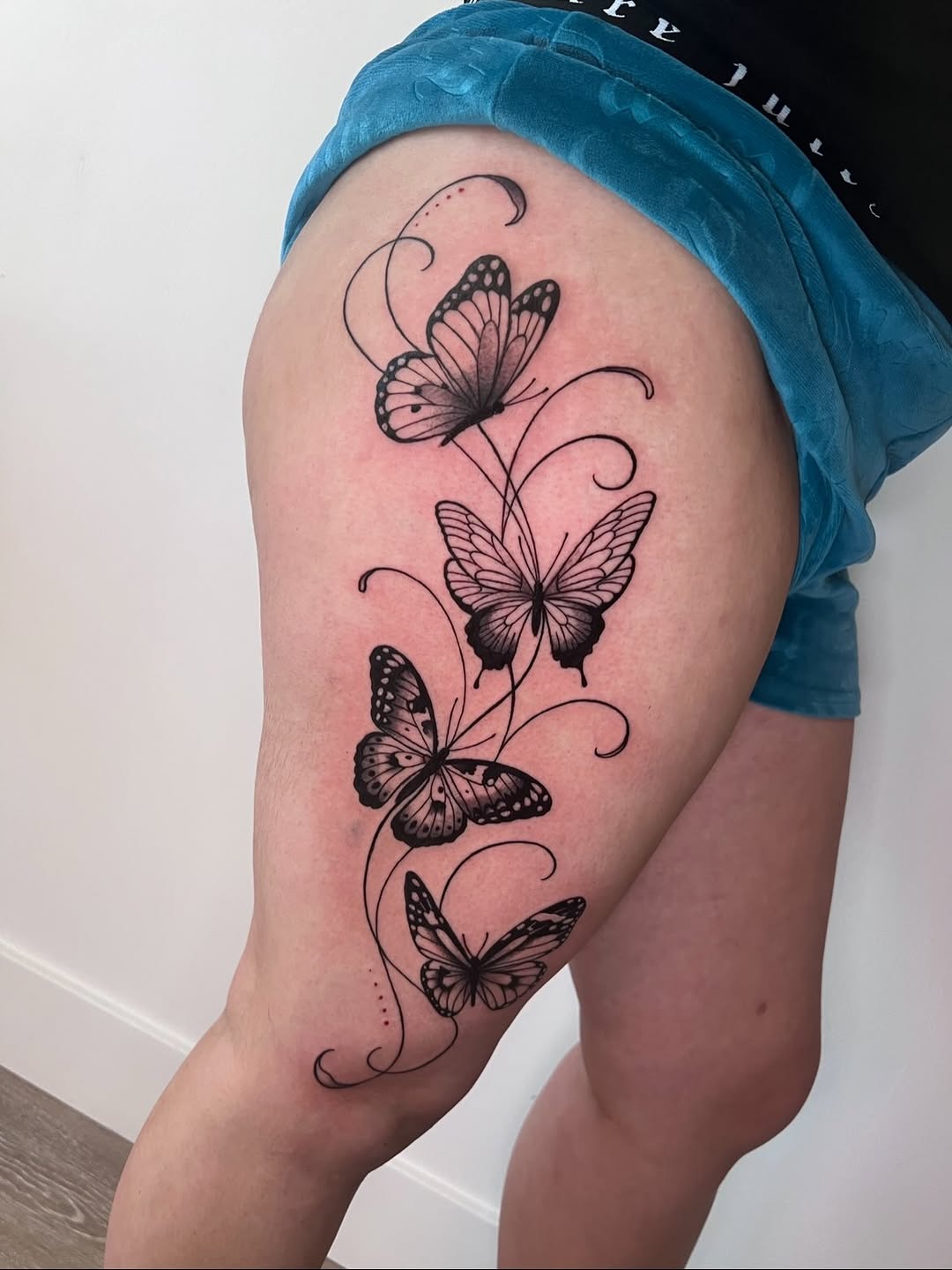 Tattoo by @rachelsolidarios β fine_line, black_and_grey