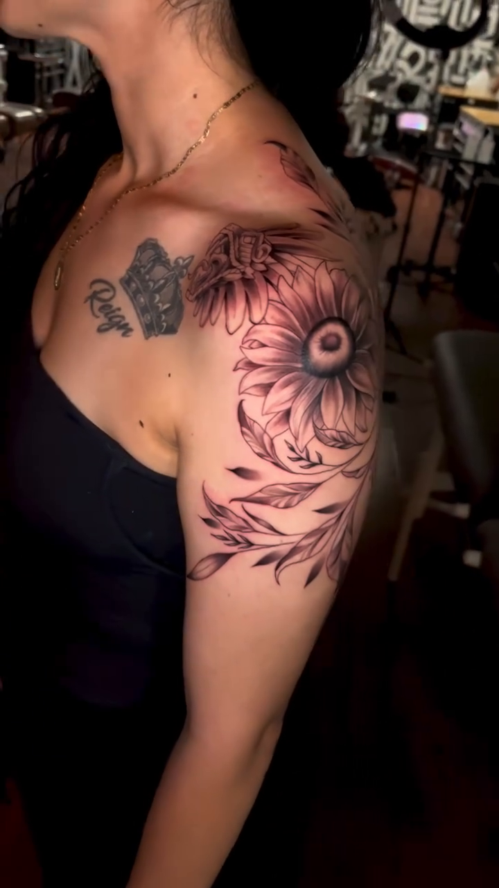 Tattoo by @chucky.tattooz โ fine_line, black_and_grey