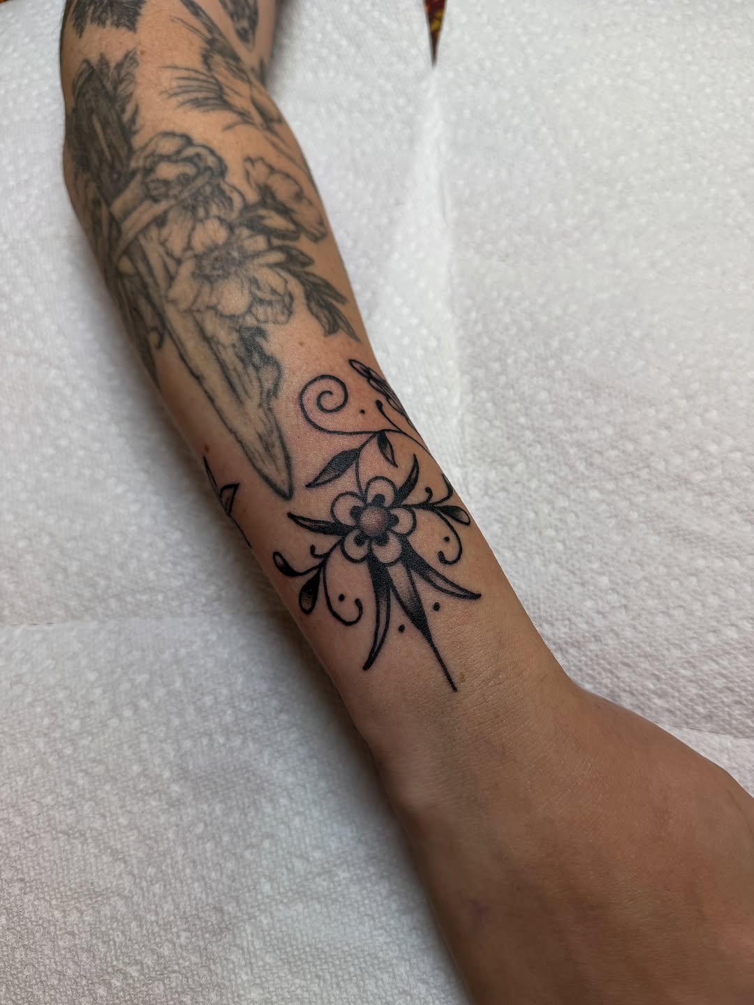 Tattoo by @hannaheddytattoo โ fine_line