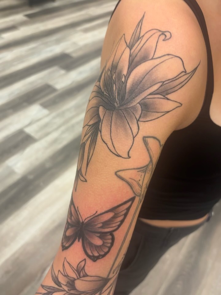 Tattoo by @chainsmokinmeg — black_and_grey, realism