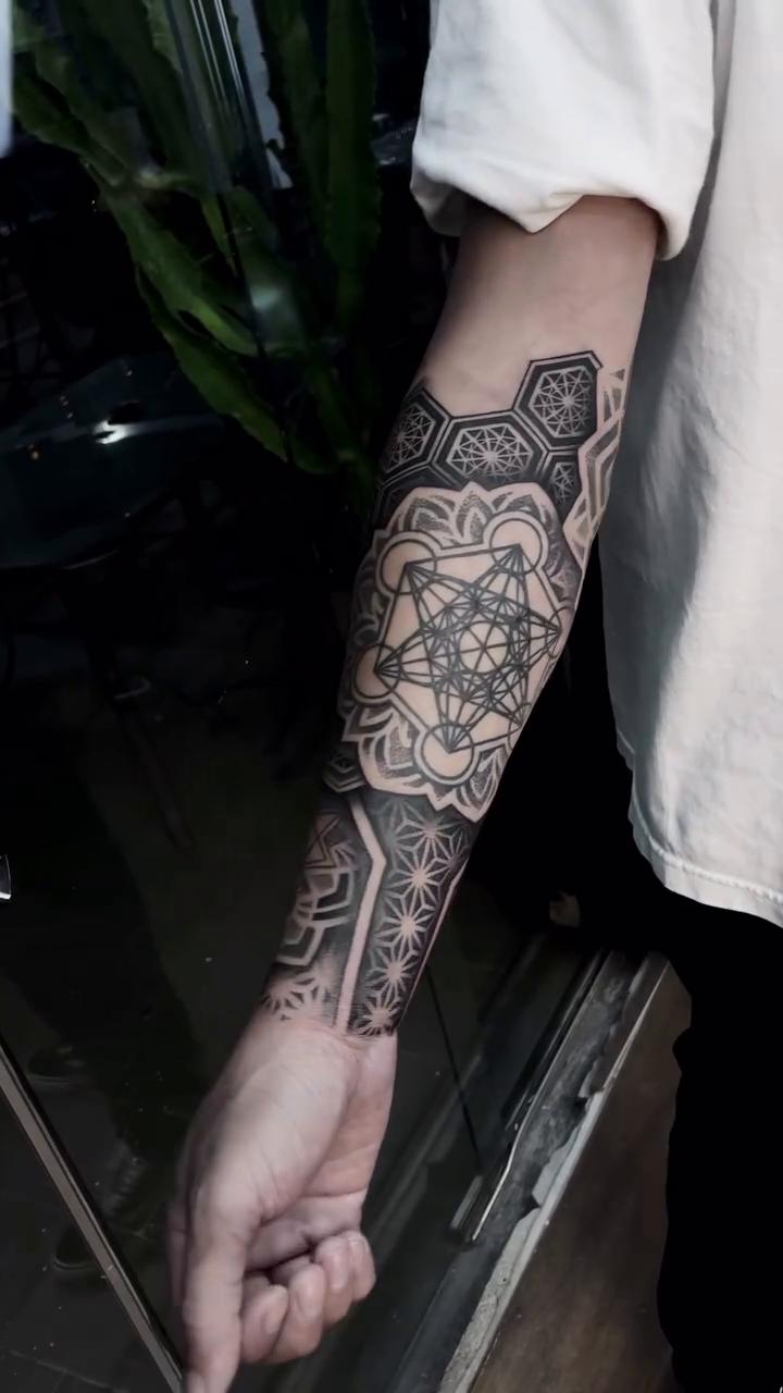 Tattoo by @daylisboa.ink — geometric, ornamental