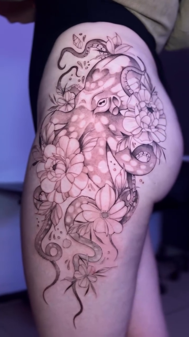 Tattoo by @gatxdelboske_ โ japanese_irezumi, black_and_grey
