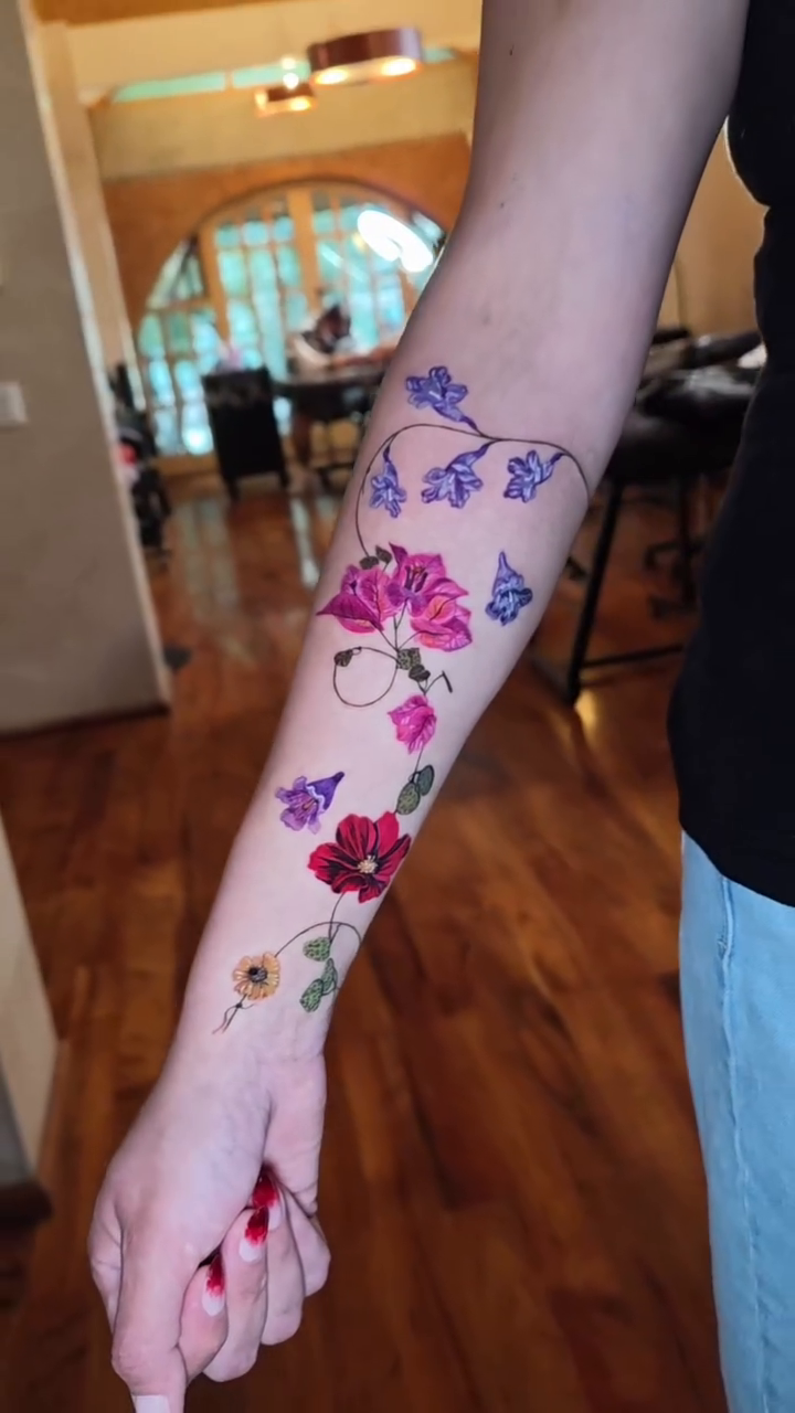 Tattoo by @mishelcastro_tattoo — fine_line, watercolor