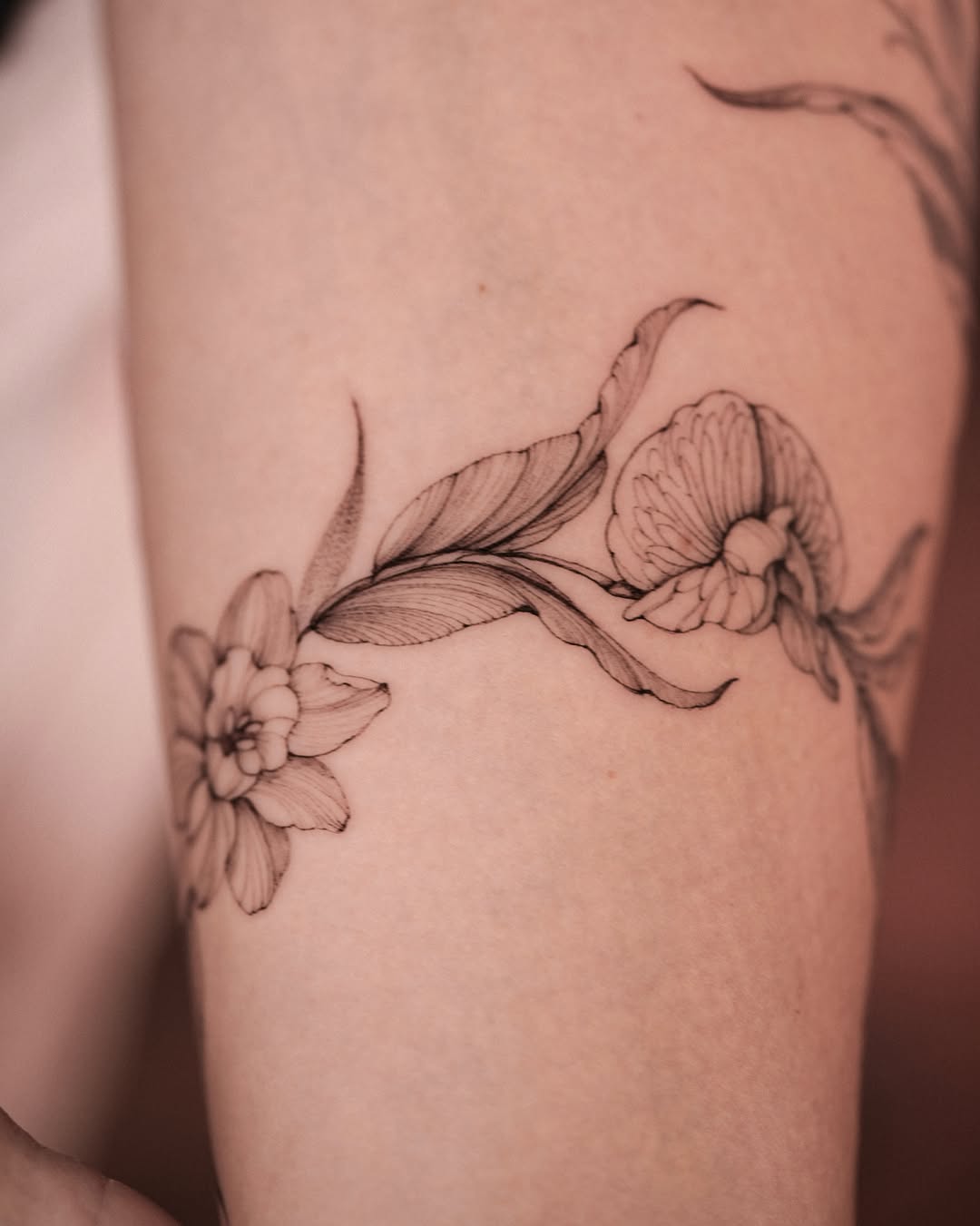 Tattoo by @zali__tattoo — fine_line, black_and_grey