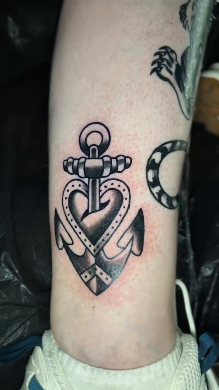 Tattoo by @renot_aragontattoo โ american_traditional