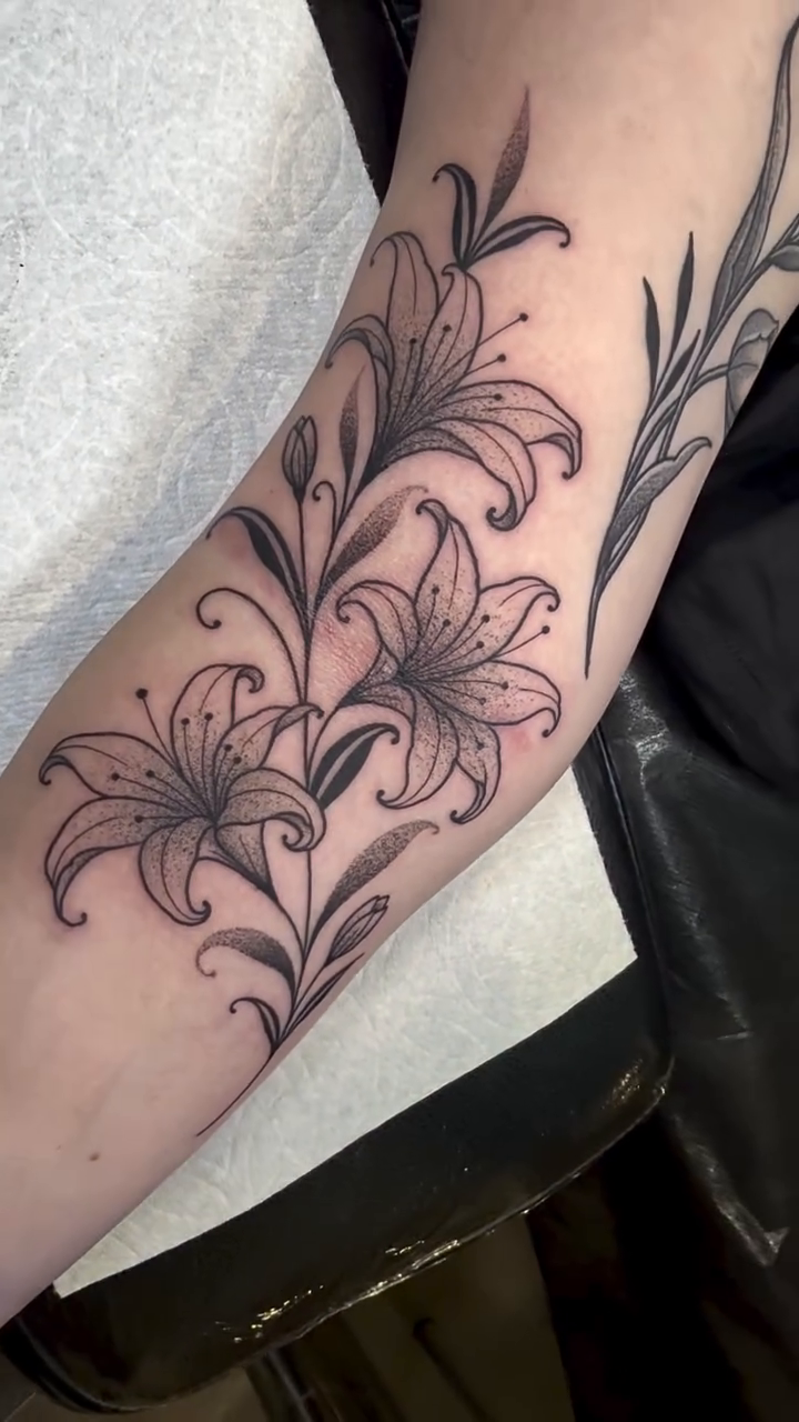 Tattoo by @erikalukaart — fine_line, black_and_grey
