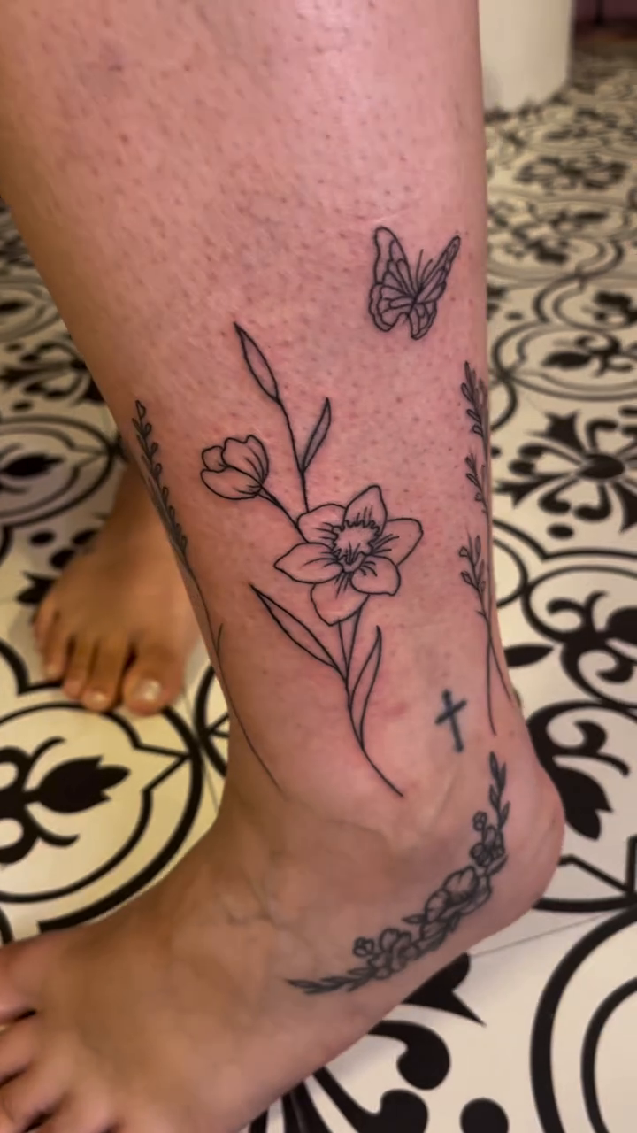 Tattoo by @elizabethzerena β fine_line