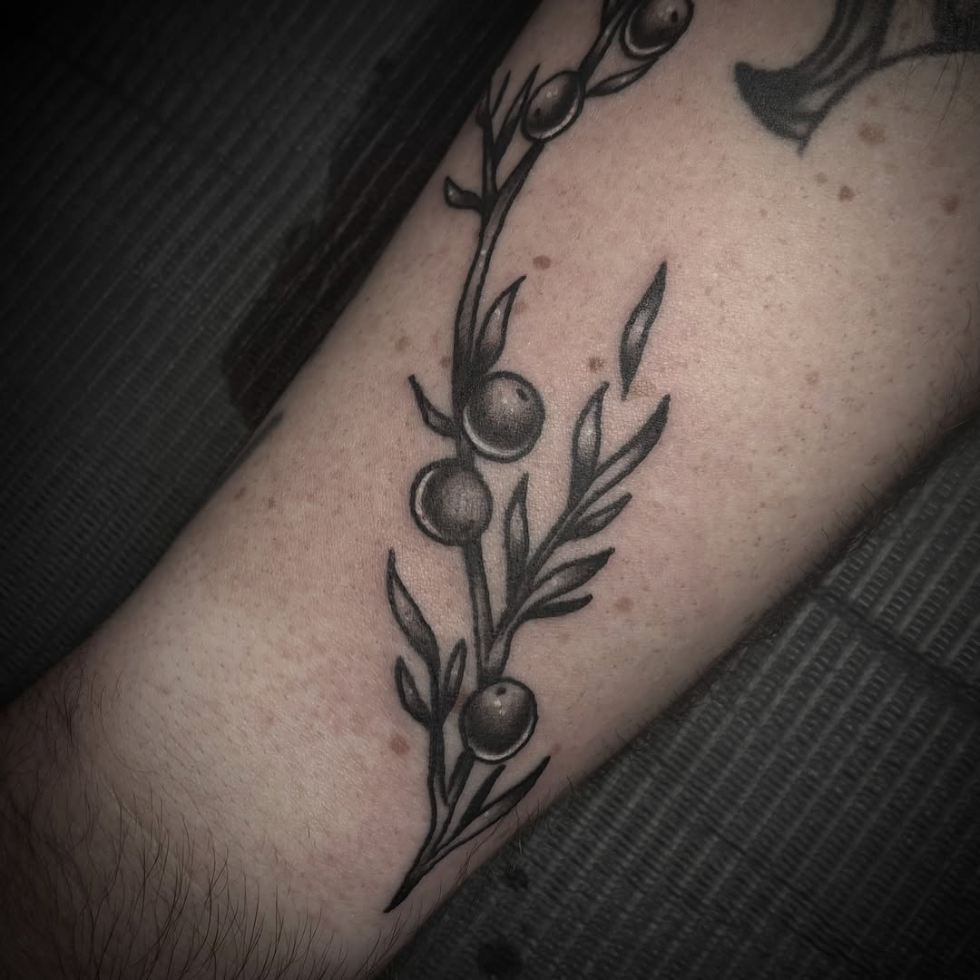 Tattoo by @venoctemtattoo β black_and_grey, fine_line