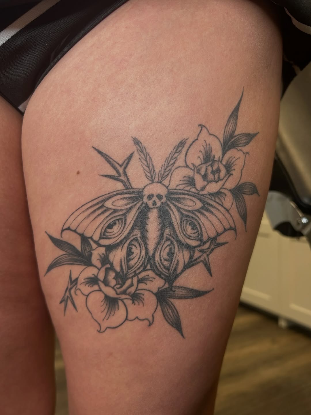 Tattoo by @nellycattattoos โ black_and_grey, fine_line