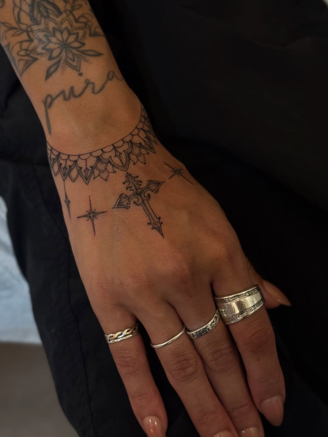Tattoo by @liannadefleur โ fine_line, black_and_grey