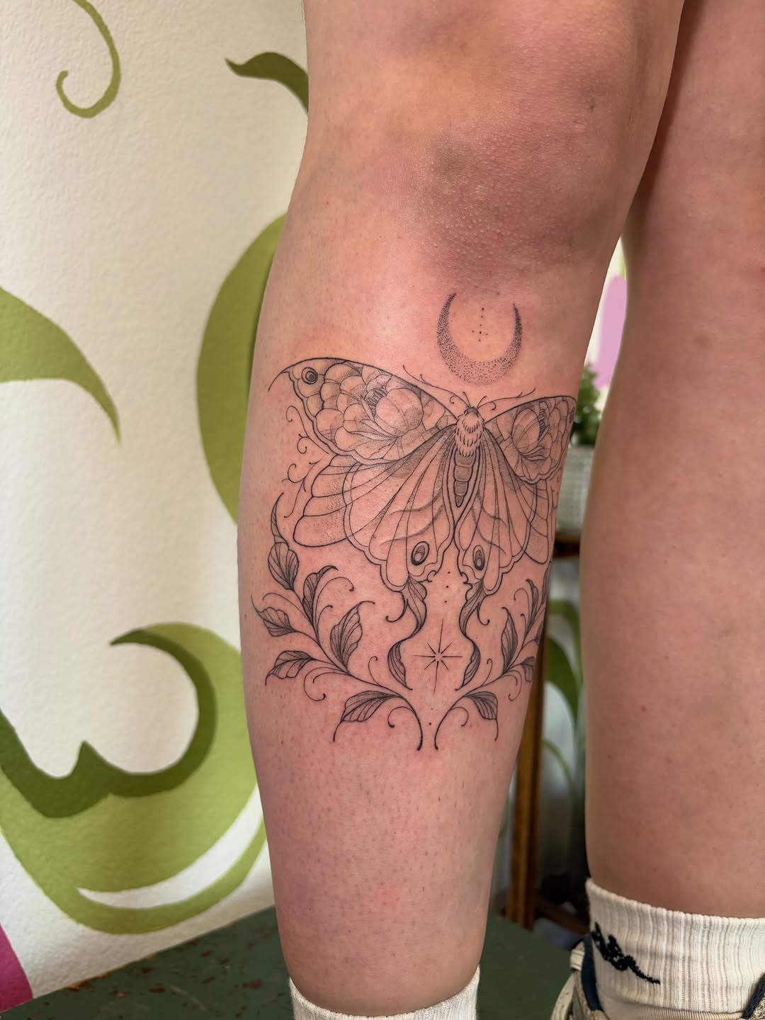 Tattoo by @amberloutattoo โ fine_line, dotwork