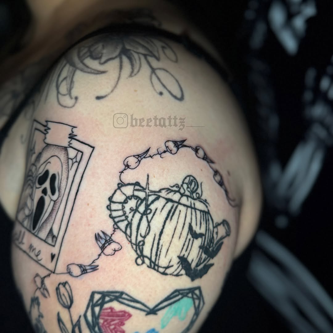 Tattoo by @beetattz_ — illustrative, blackwork