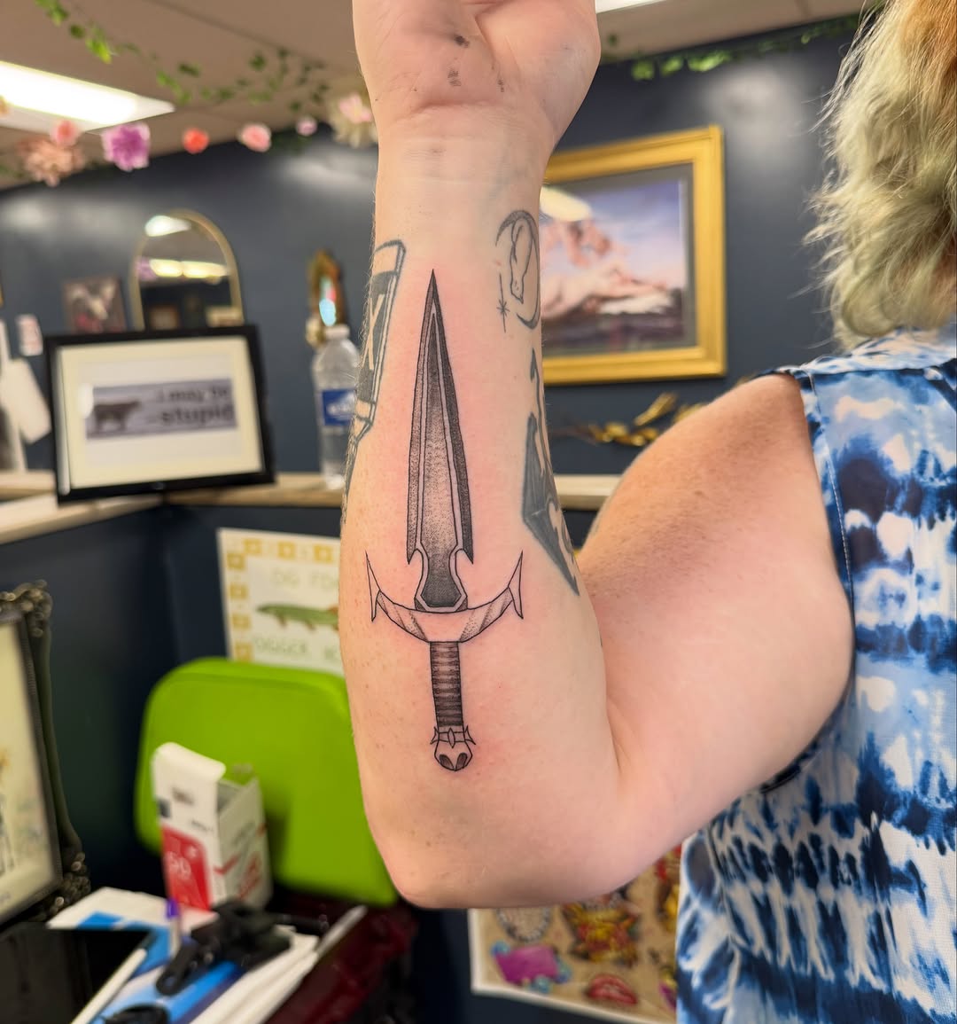 Tattoo by @maxwell.tattoos β black_and_grey, fine_line