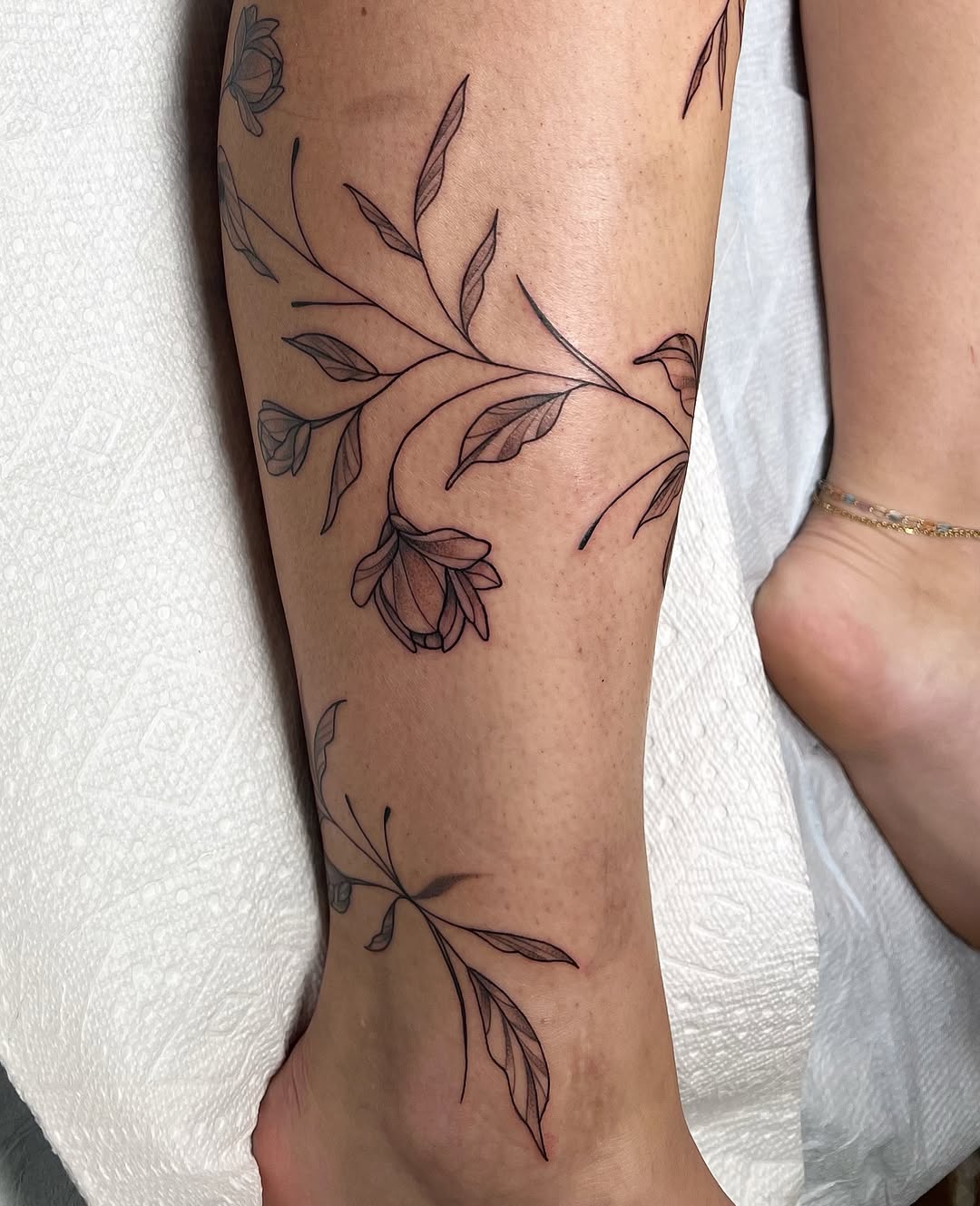 Tattoo by @lyvia.tattoo — fine_line