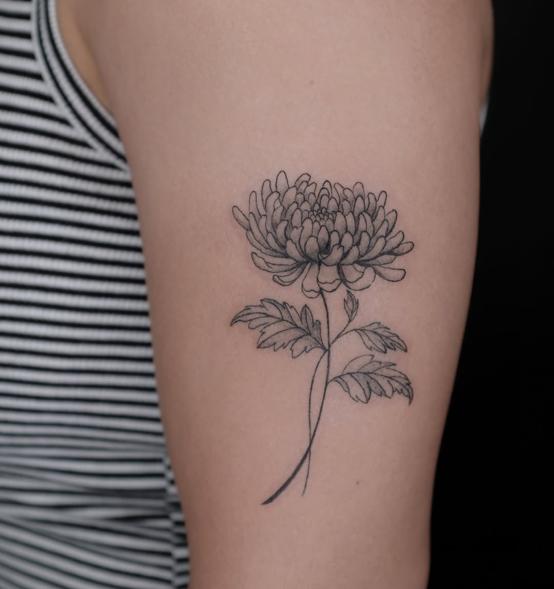Tattoo by @eyu.tats โ fine_line