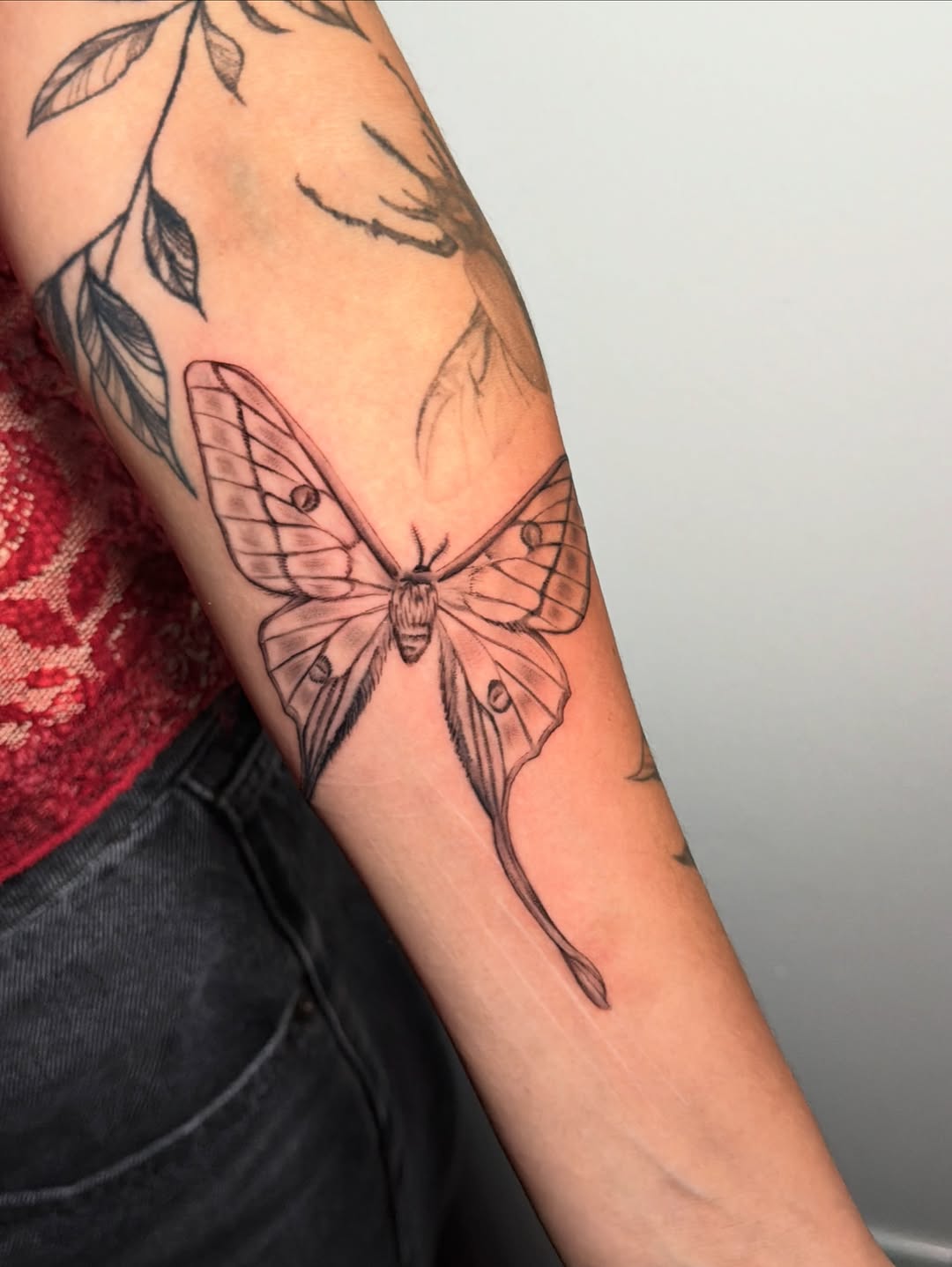 Tattoo by @veranosarttt — fine_line, black_and_grey