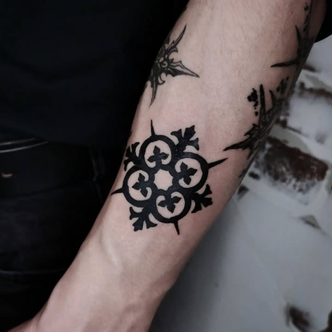 Tattoo by @alena.ashes โ blackwork, geometric