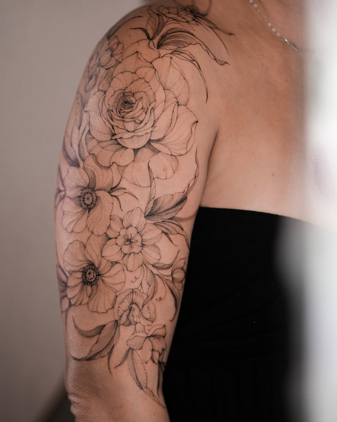 Tattoo by @zali__tattoo — fine_line, black_and_grey