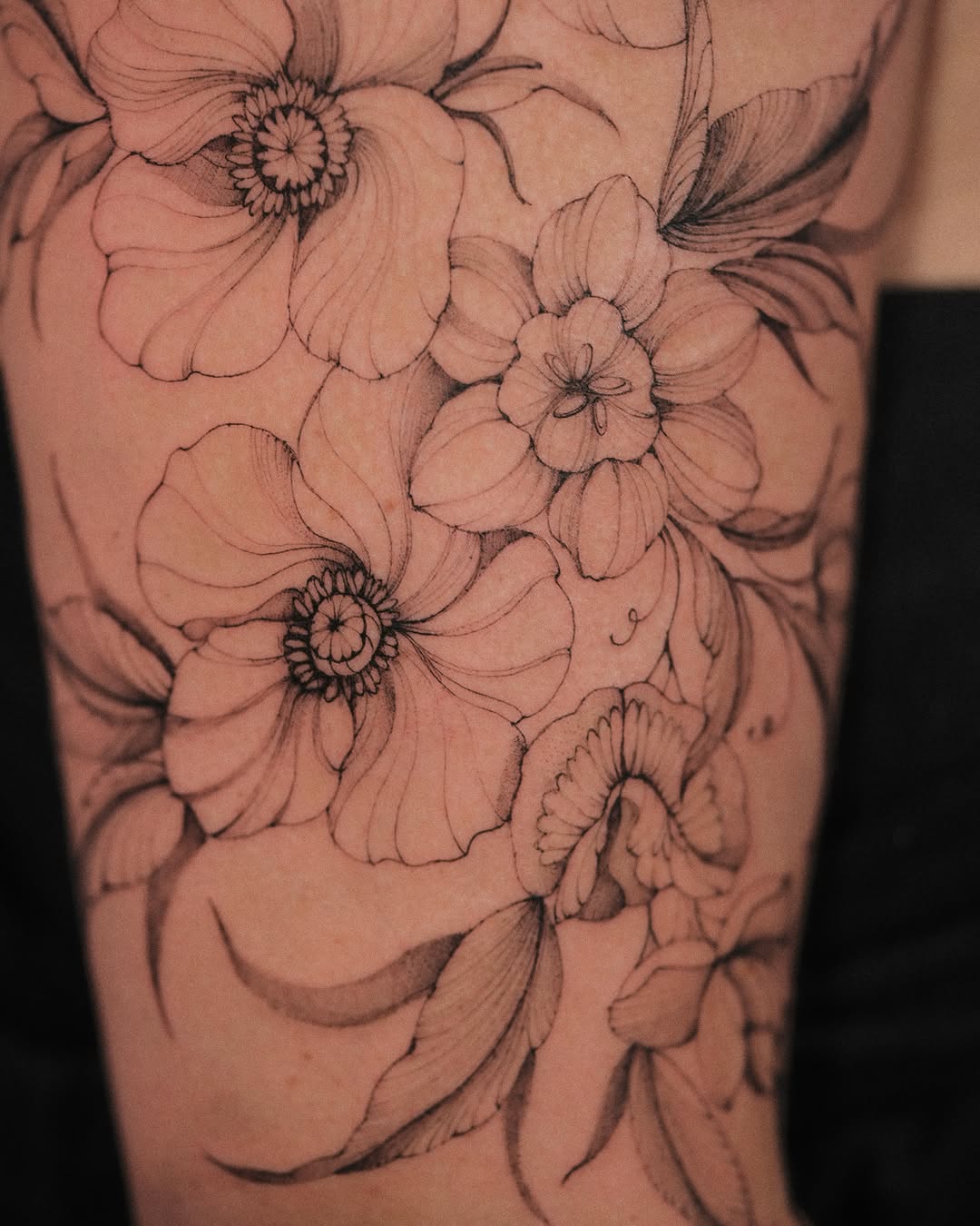 Tattoo by @zali__tattoo — fine_line, black_and_grey