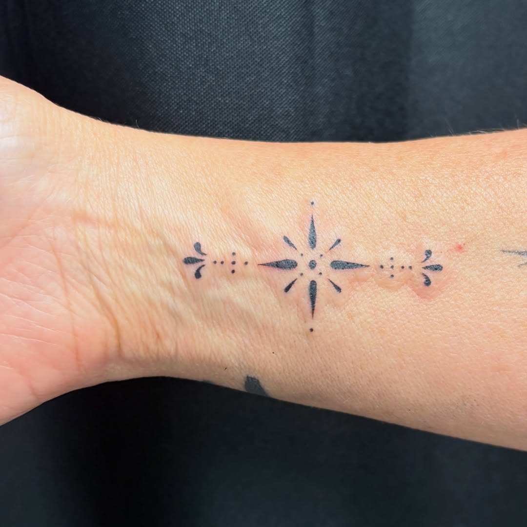Tattoo by @chaotic__fern β fine_line, minimalist
