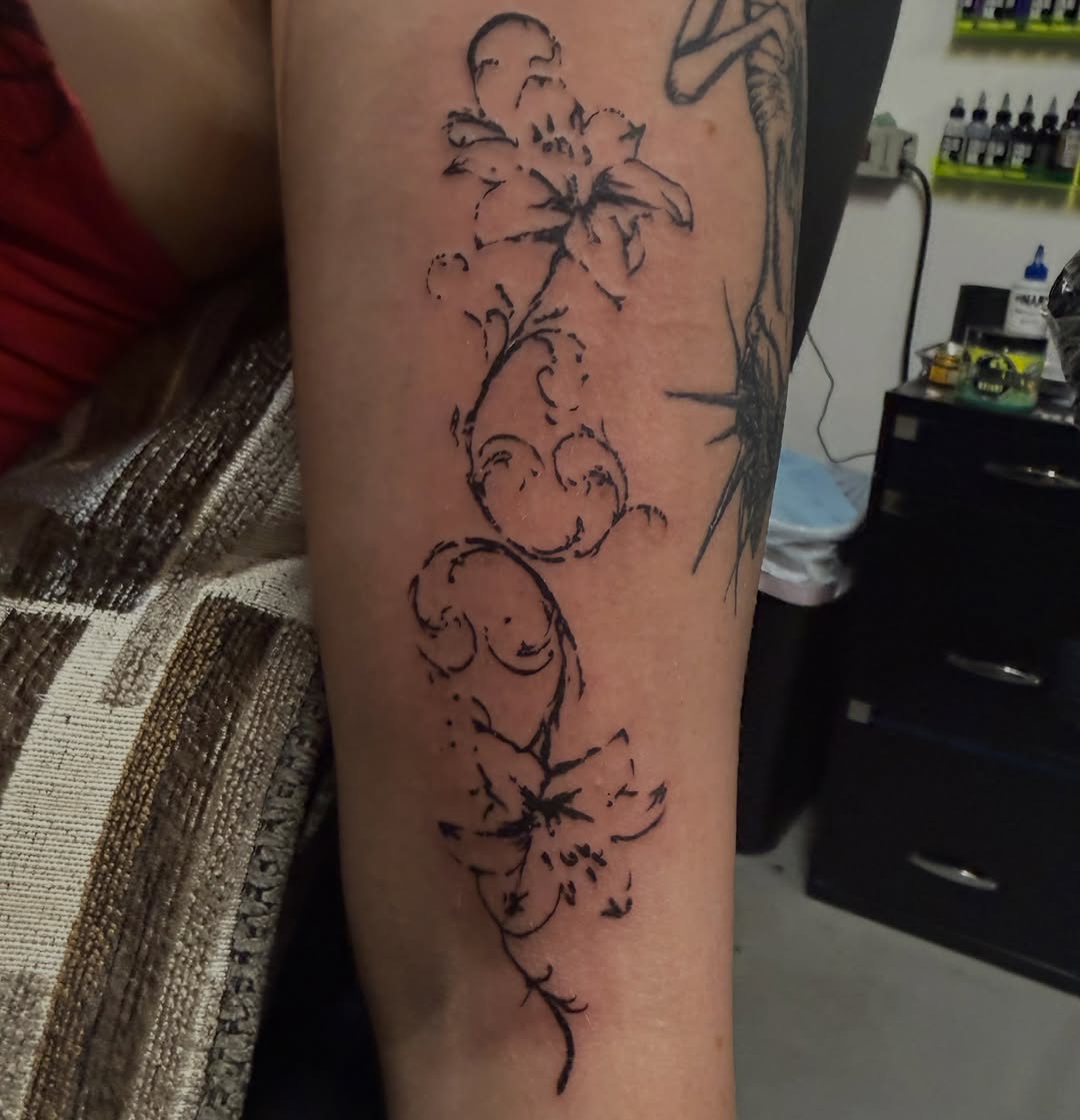 Tattoo by @loui_lays_ink — fine_line, illustrative
