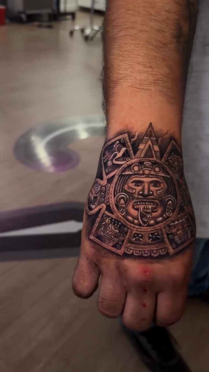 Tattoo by @lvp_arte — realism, black_and_grey