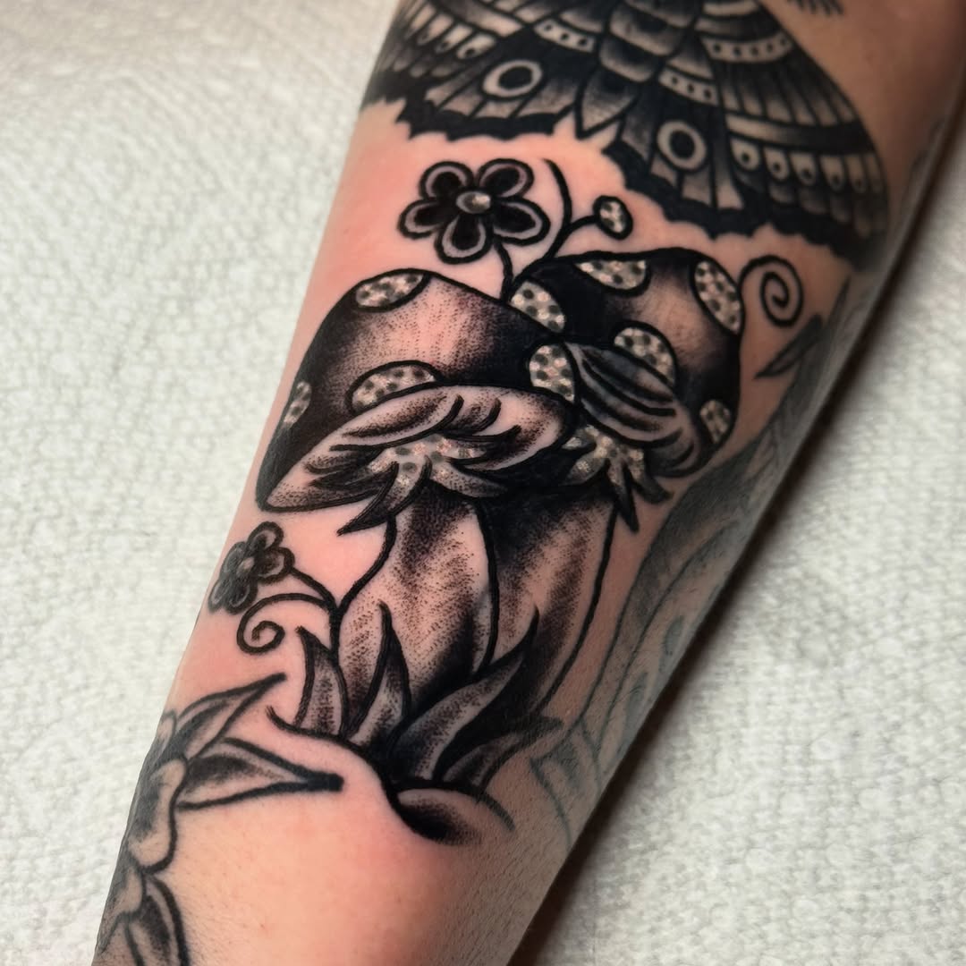 Tattoo by @lindsayloutat2 — american_traditional, dotwork