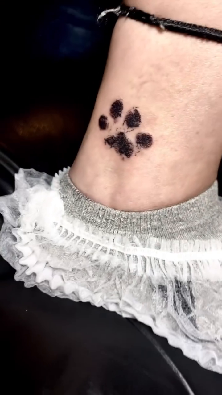 Tattoo by @thaina.otero — blackwork