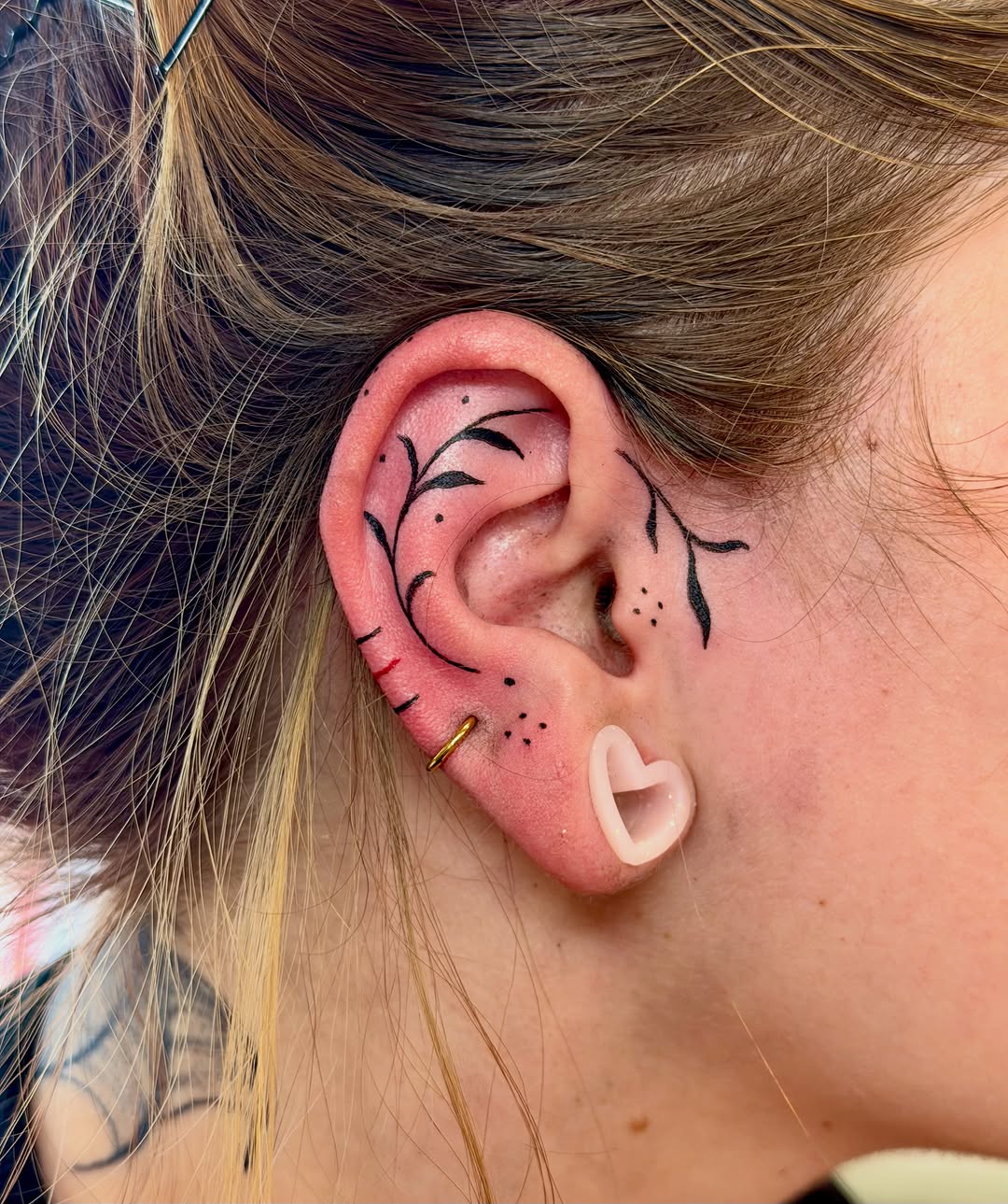 Tattoo by @caitlynntattoos โ fine_line, minimalist