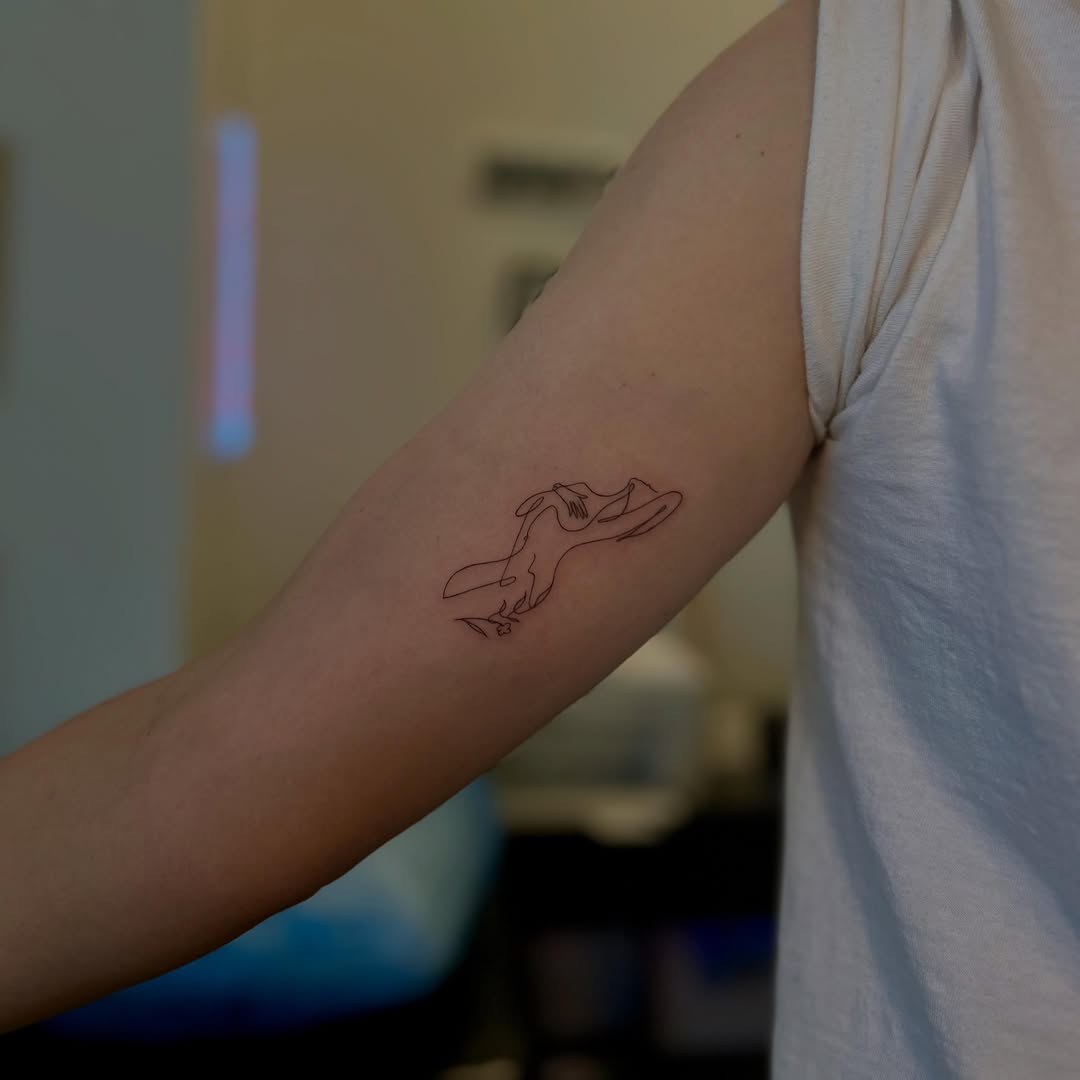 Tattoo by @littleinkliv โ fine_line, minimalist