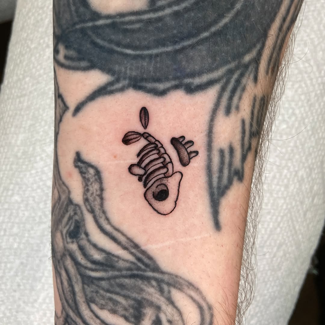 Tattoo by @quinndoskis — black_and_grey, minimalist