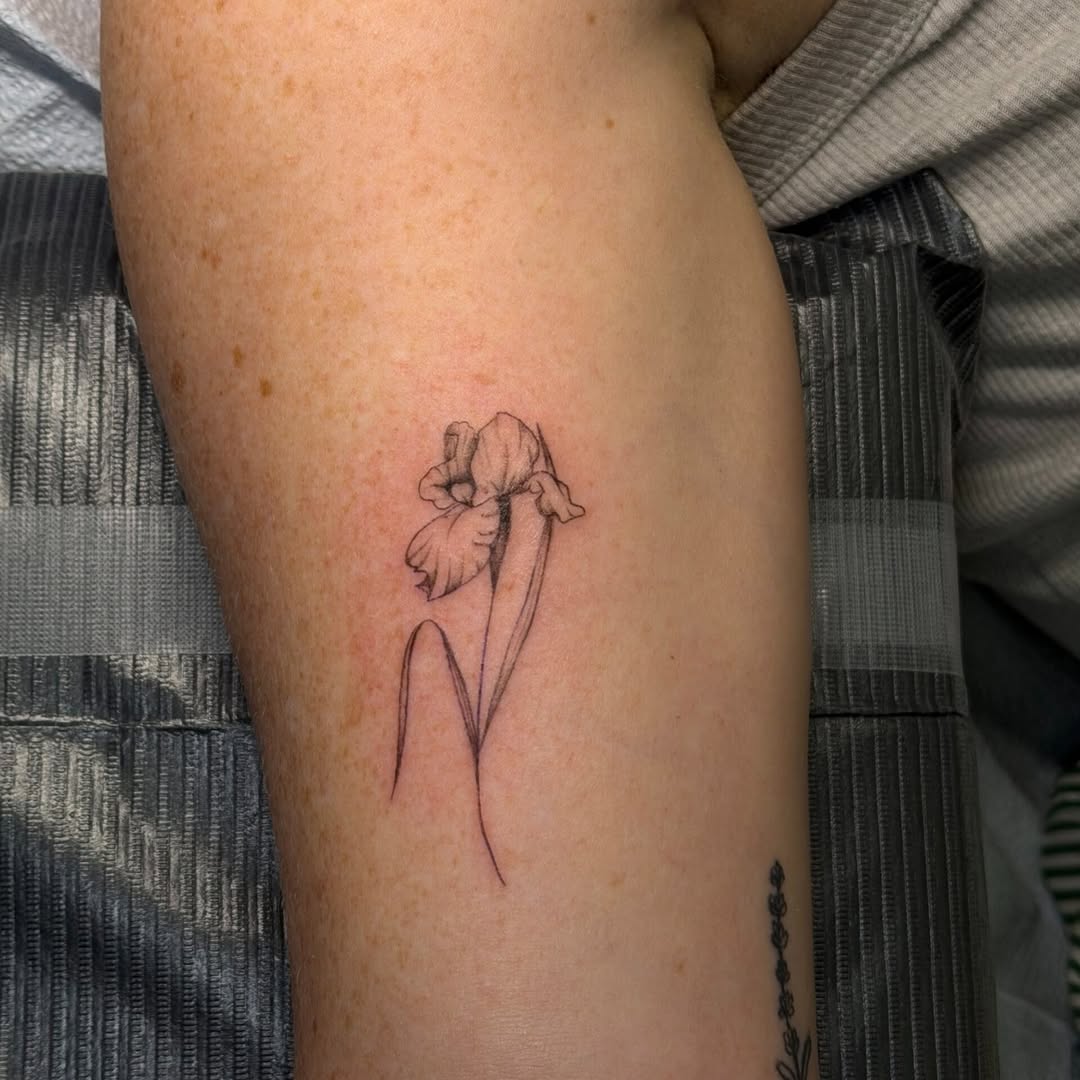 Tattoo by @izzyinktattoos_ — fine_line