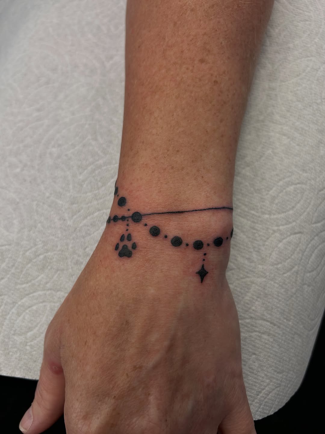 Tattoo by @fionatattooos โ fine_line, minimalist