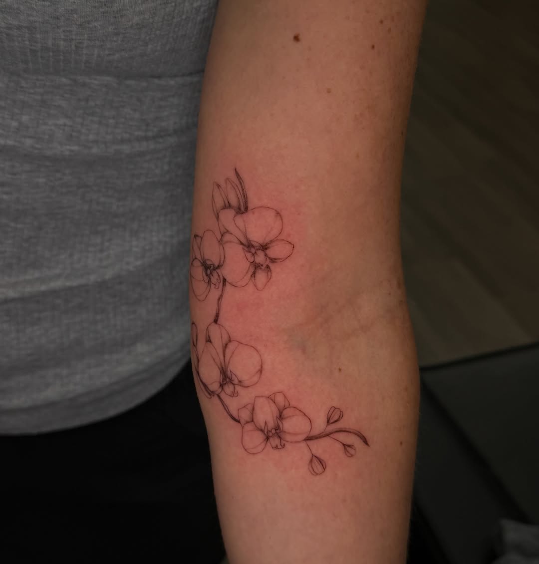 Tattoo by @izzyinktattoos_ — fine_line