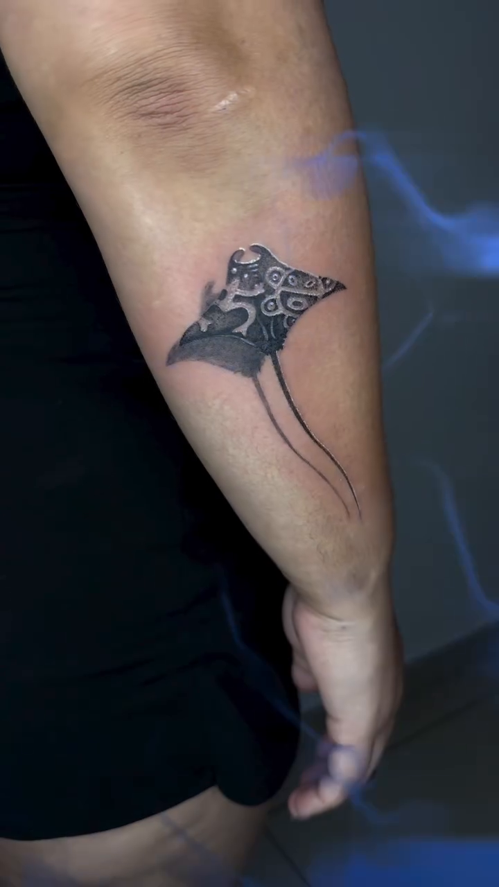 Tattoo by @elmertattoo1 β black_and_grey, fine_line