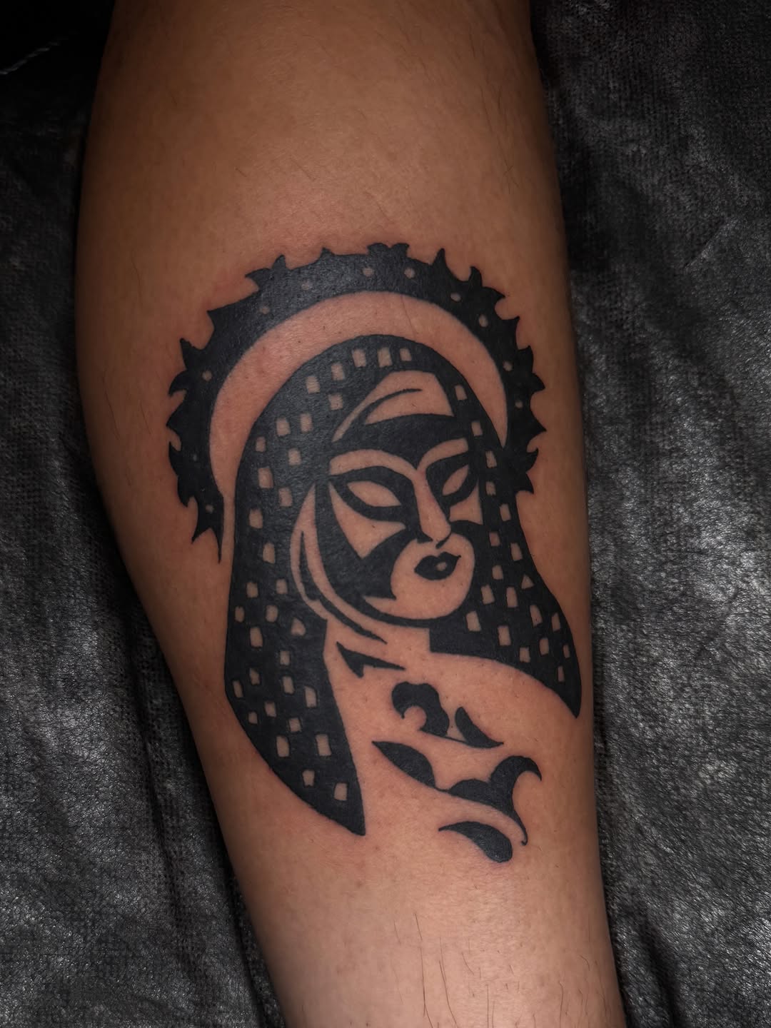Tattoo by @lilygtattoo β blackwork