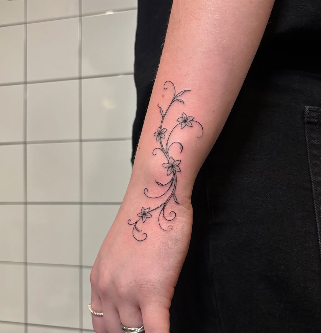 Tattoo by @daynatattoos — fine_line