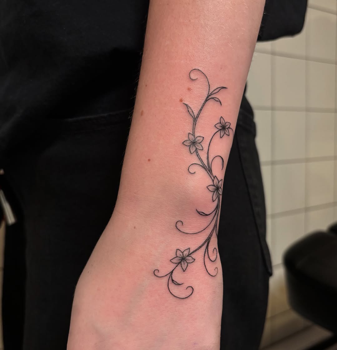 Tattoo by @daynatattoos — fine_line