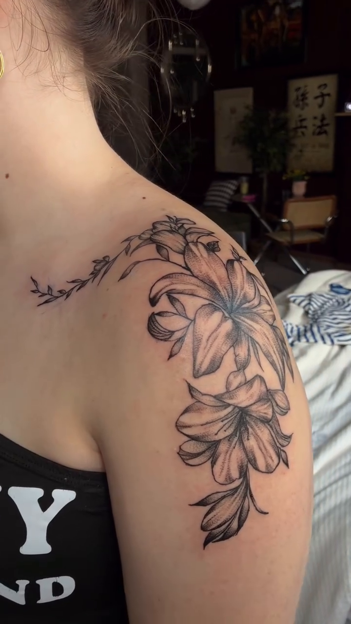 Tattoo by @winniinks — fine_line, black_and_grey