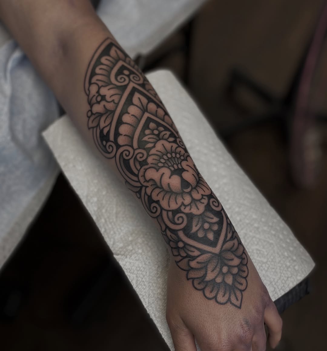 Tattoo by @veronicamussertattoo — black_and_grey, ornamental