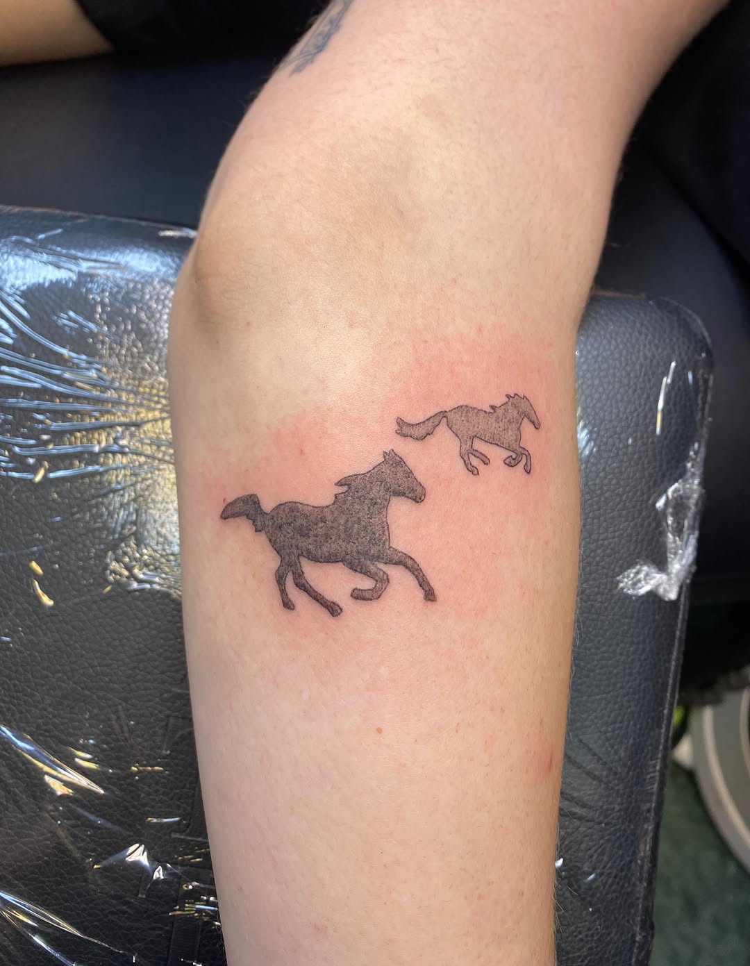 Tattoo by @oliviatawzertattoo โ black_and_grey, fine_line