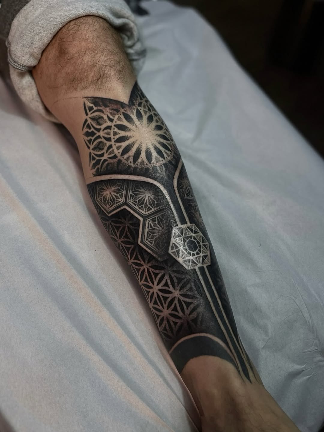 Tattoo by @daylisboa.ink — geometric, dotwork
