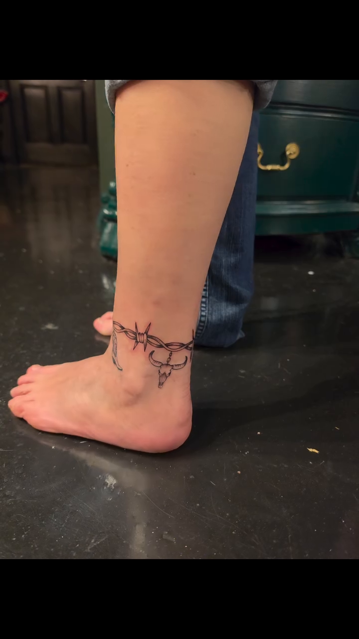 Tattoo by @victoriahtattoos — fine_line