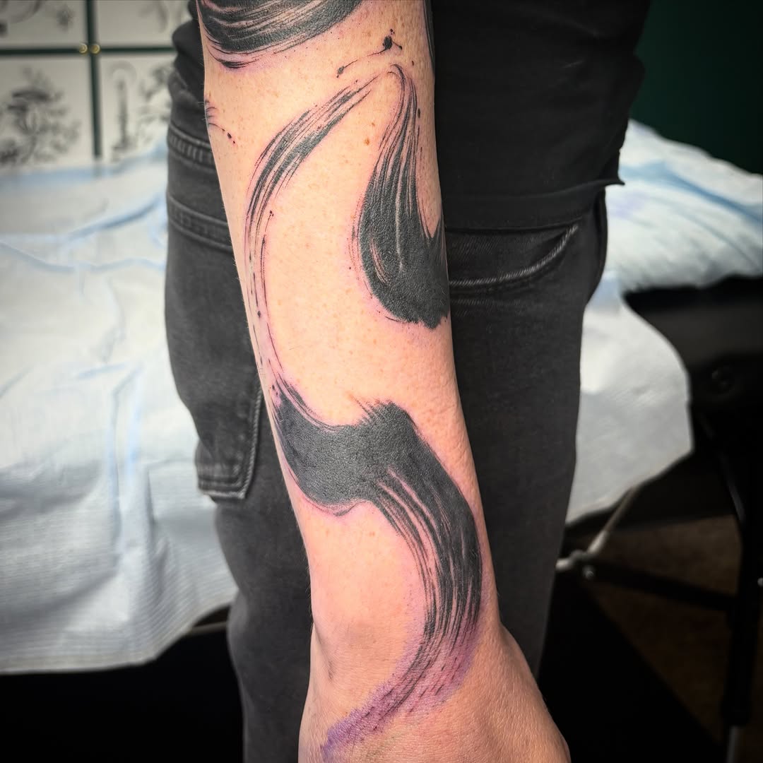 Tattoo by @lu_tatu — blackwork, brushstroke