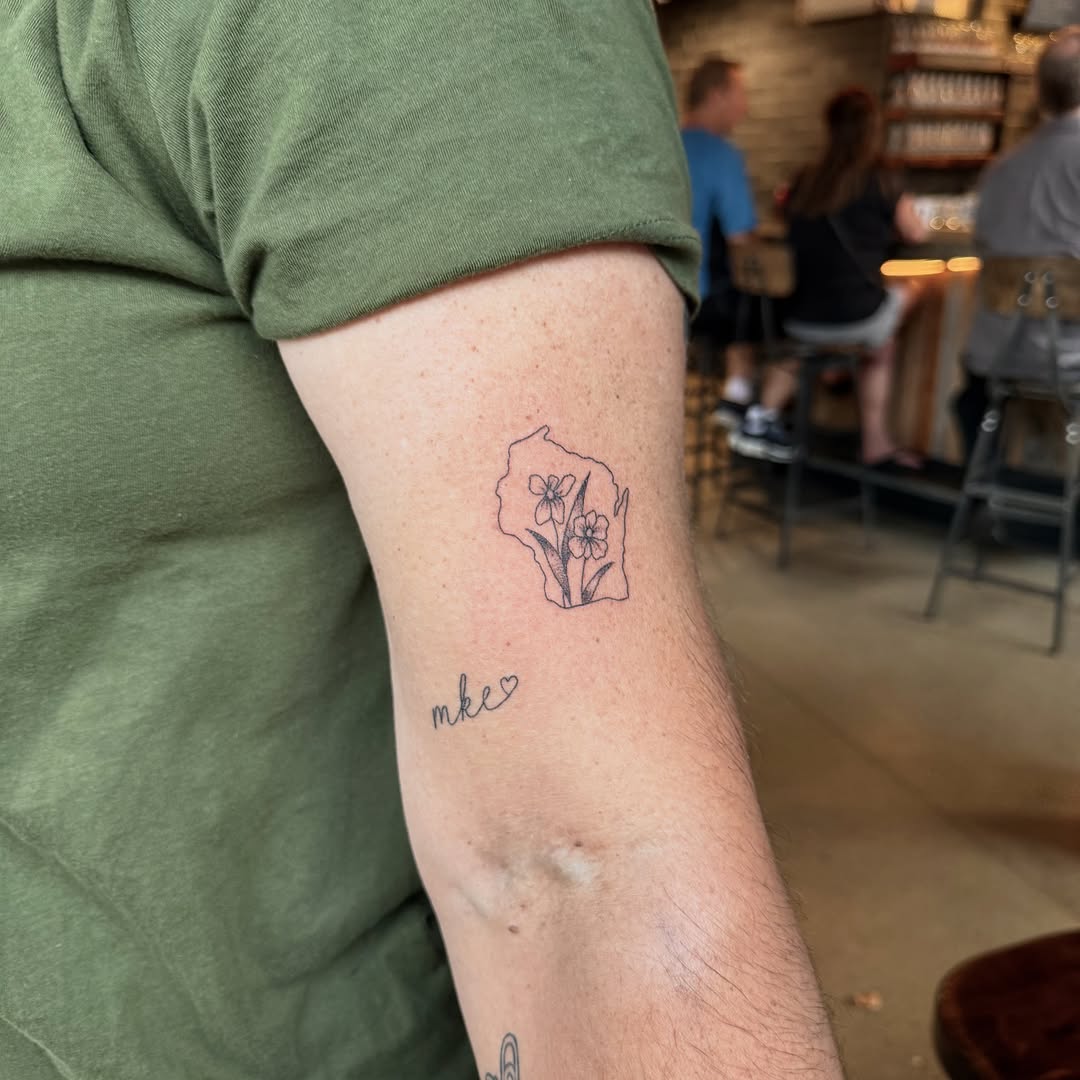 Tattoo by @sol.moss.tattoo — fine_line, minimalist