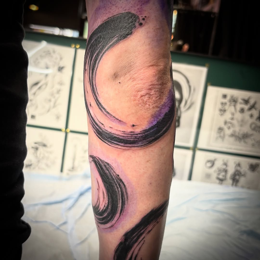 Tattoo by @lu_tatu — blackwork, brushstroke