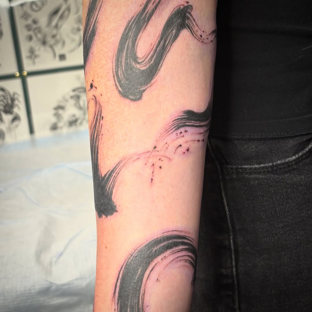Tattoo by @lu_tatu — blackwork, brushstroke