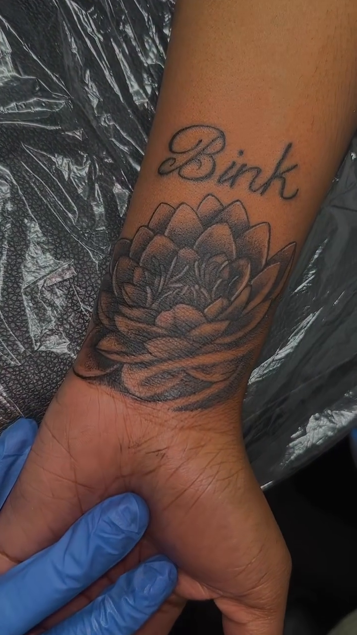 Tattoo by @laaysweetneedle._ — fine_line, black_and_grey