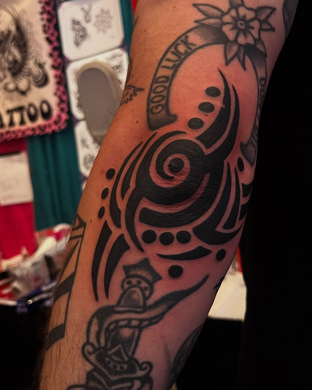 Tattoo by @snakelicausi — tribal, blackwork