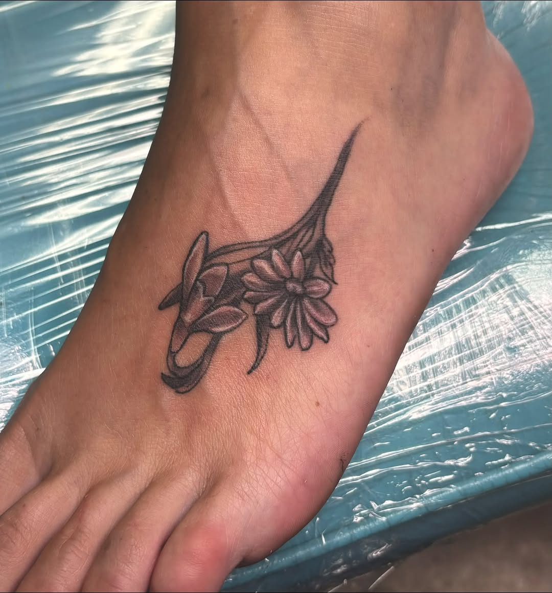 Tattoo by @ciarahofmeisterink — fine_line, black_and_grey